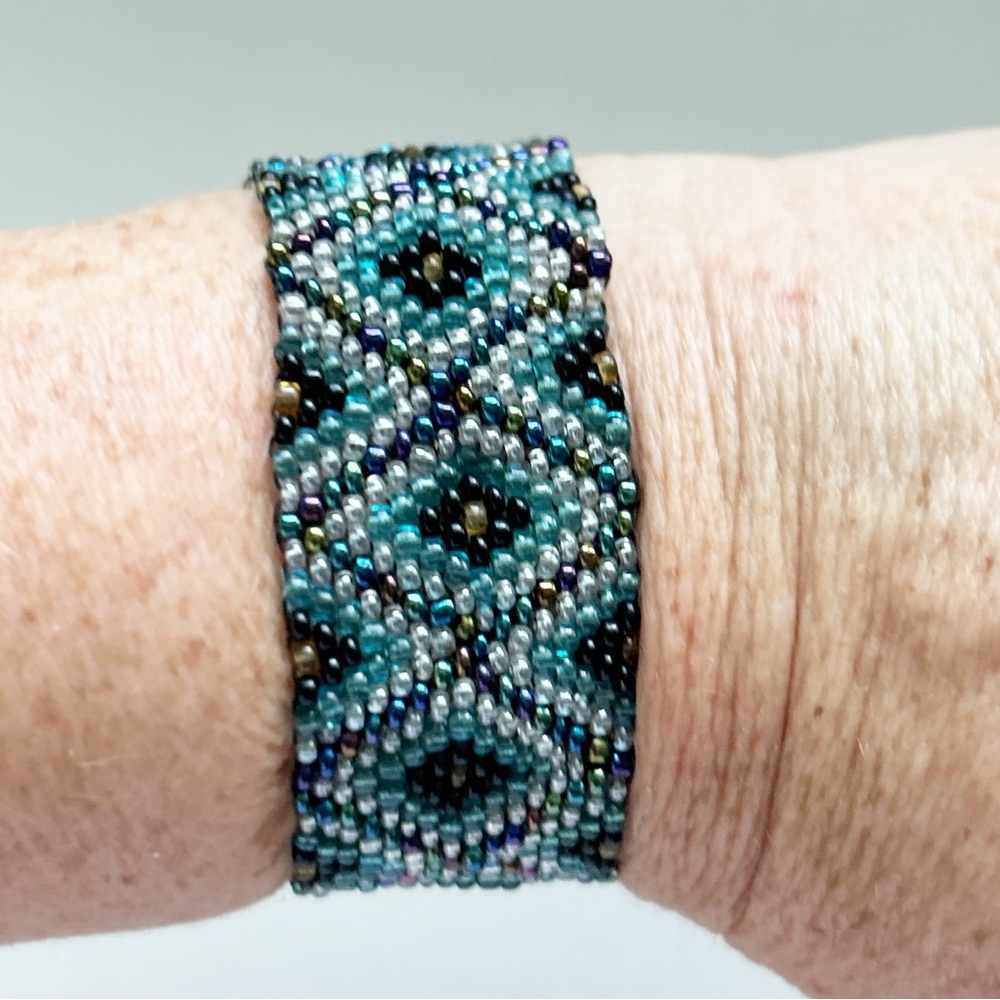 Southwestern Teal White Blue Iridescent Bead Bracelet